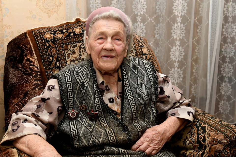 Елена Васильевна Дмитриевна награждена орденом Красной Звезды, медалью «За боевые заслуги» и другими наградами.
