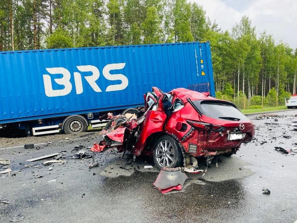 Водителя грузовика госпитализировали. Фото: прокуратура Ленинградской области