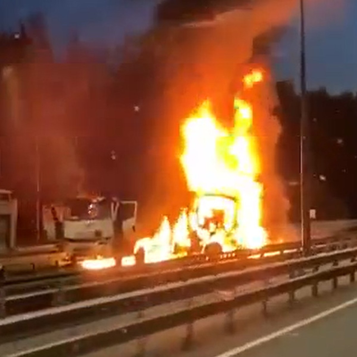 Видео горящего грузовика с легковыми автомобилями в Тверской области - KP.RU