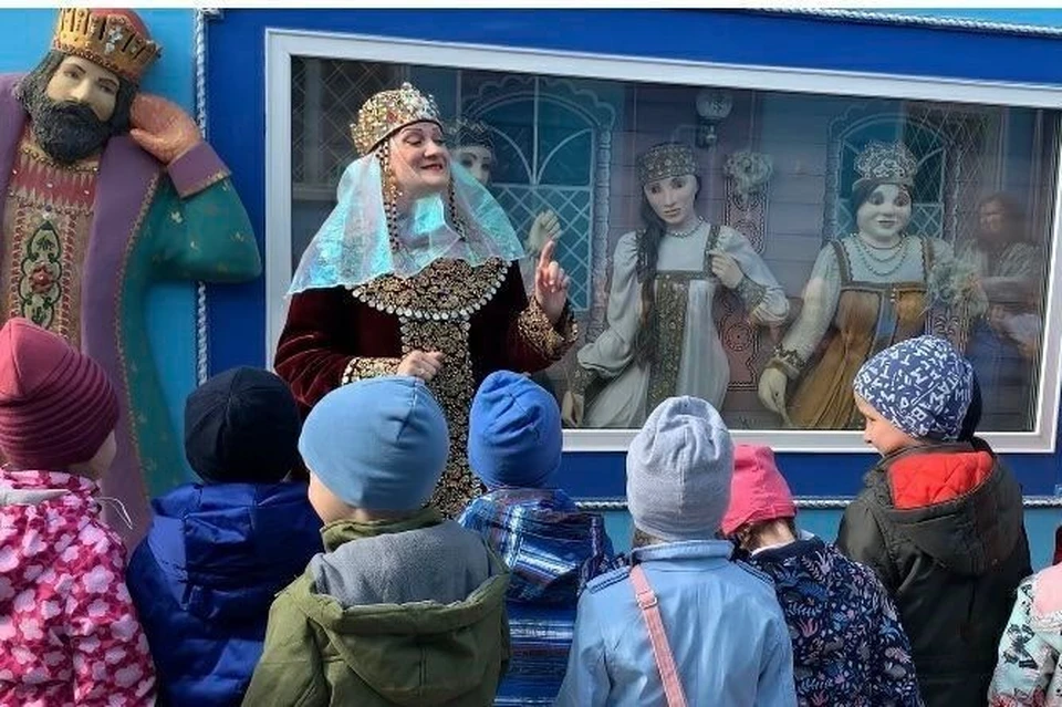 Царица в красиво расшитом бисером платье приглашает ребят в волшебный мир.