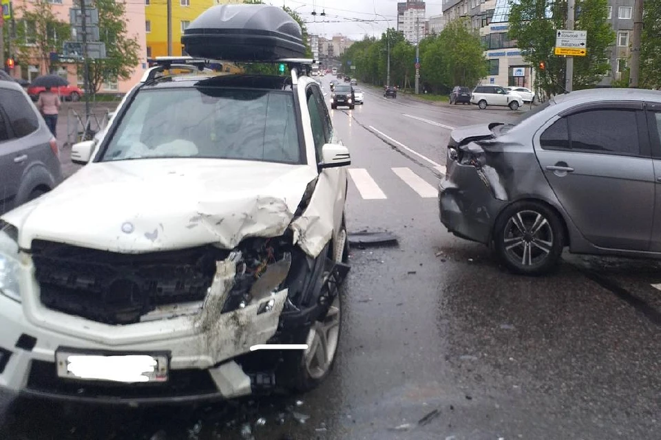В аварии никто не пострадал, повреждения получил только транспорт. Фото: УГИБДД по Мурманской области