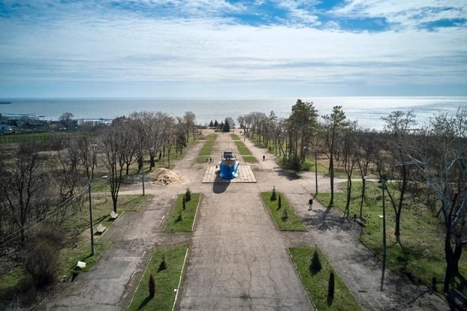 В парке Мариуполя ремонтируют памятник морякам-освободителям. Фото: ППК «Единый заказчик в сфере строительства»