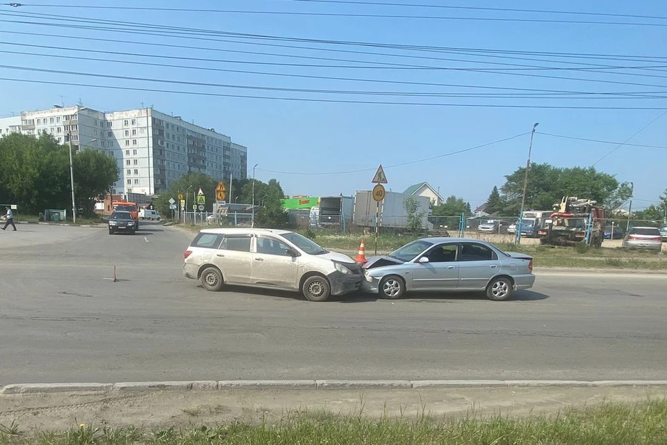 У дома № 31а по улице Комсомольской столкнулись Nissan AD и Kia Spectra. Фото: Госавтоинспекция по Новосибирску