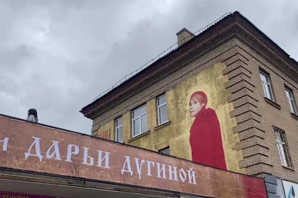 Художник из Полярных Зорь изображает героев Донбасса в Мелитополе. Фото: Кадр из видео / izvestia / Telegram