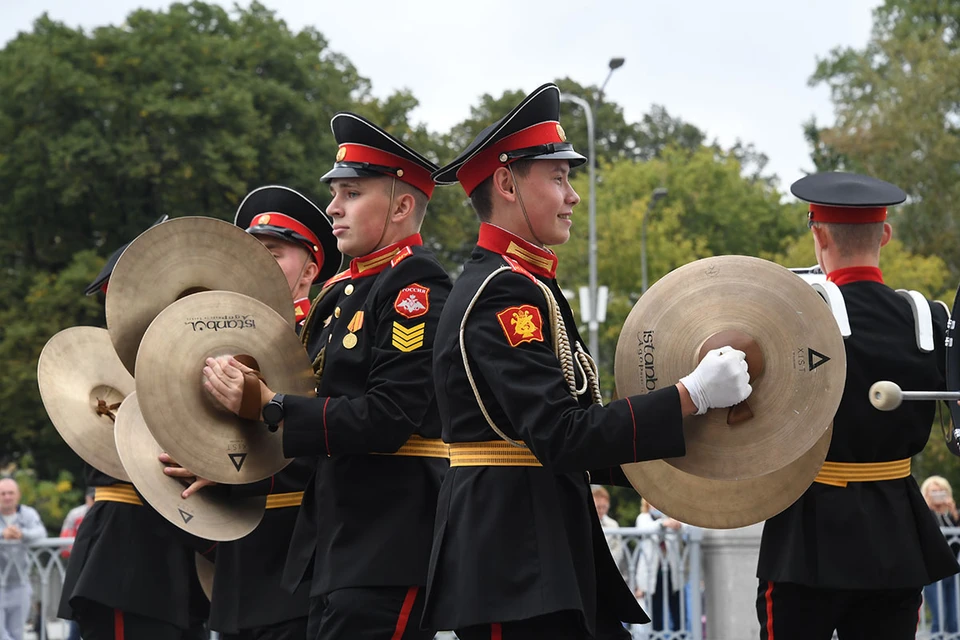 До конца августа в 12 парках выступают военные оркестры.