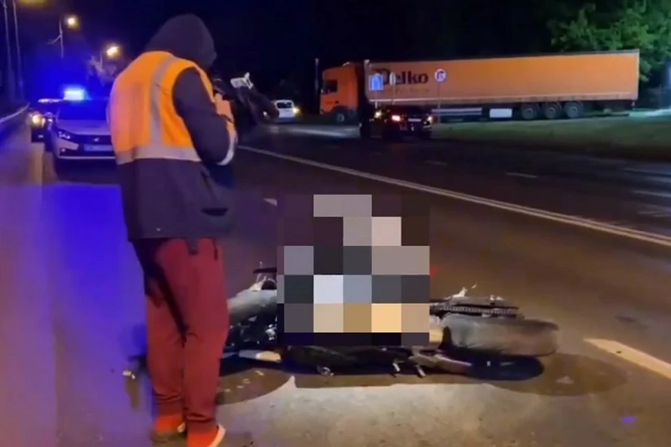 Водитель мотоцикла остался в живых, а пассажирка скончалась.