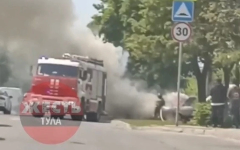 В Туле на Одоевском шоссе загорелся автомобиль «ВАЗ»