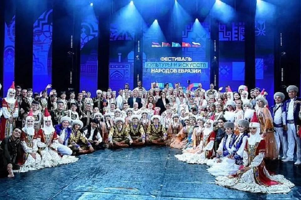 На сцене выступили коллективы Армении, Беларуси, Казахстана, Кыргызстана