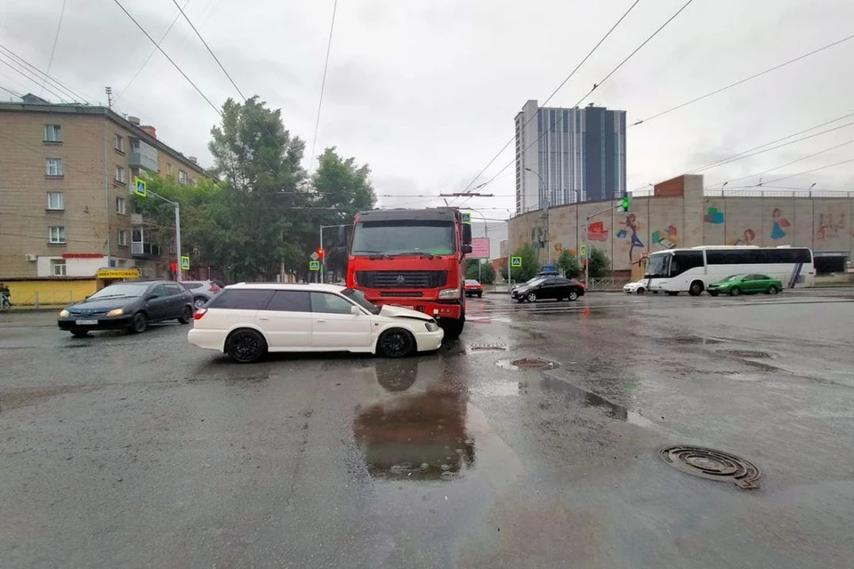 В Ленинском районе Новосибирска случилось серьезное ДТП с участием грузовика. Фото: Госавтоинспекция по Новосибирску
