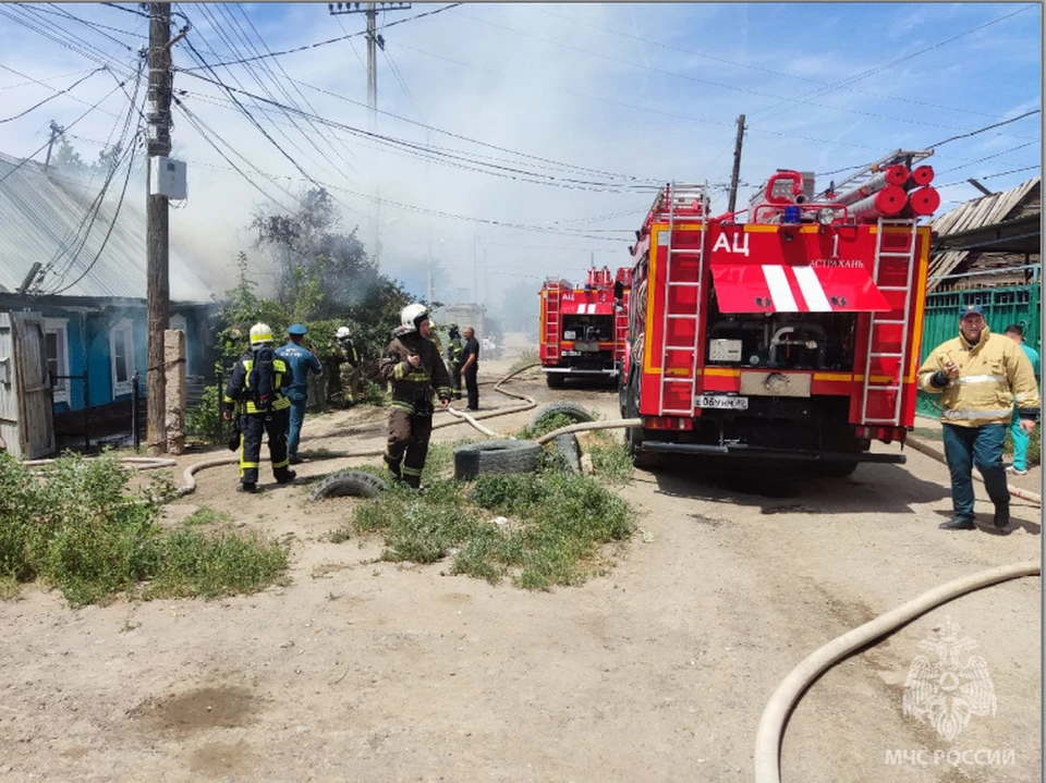 В Советском районе Астрахани загорелся жилой дом