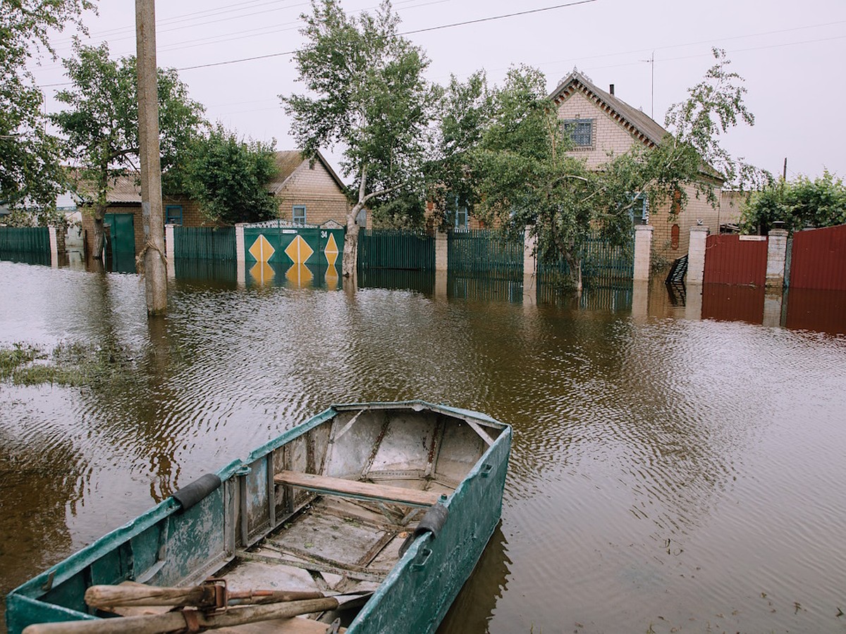 Людей снимали с крыш, дома тонули на глазах, у монастыря видны лишь купола:  Горечь, страхи и надежда затопленных Каховской ГЭС сел - KP.RU