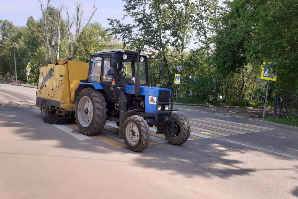 Сотрудники предприятий чистят тротуары, дорожные лотки, пешеходные переходы.