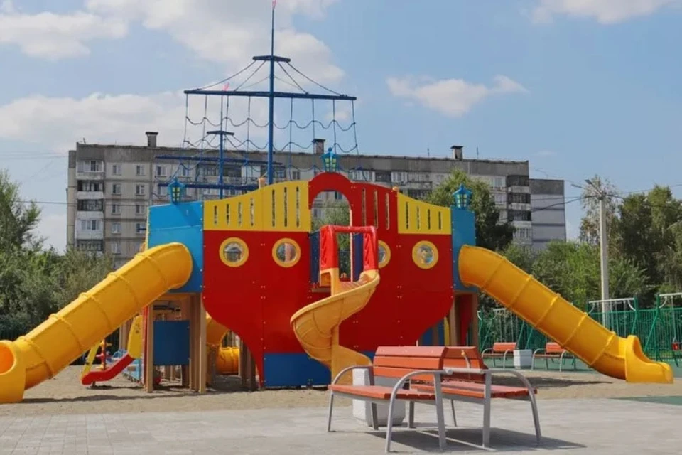 В парке недавно обновили детскую площадку, заменили оборудование