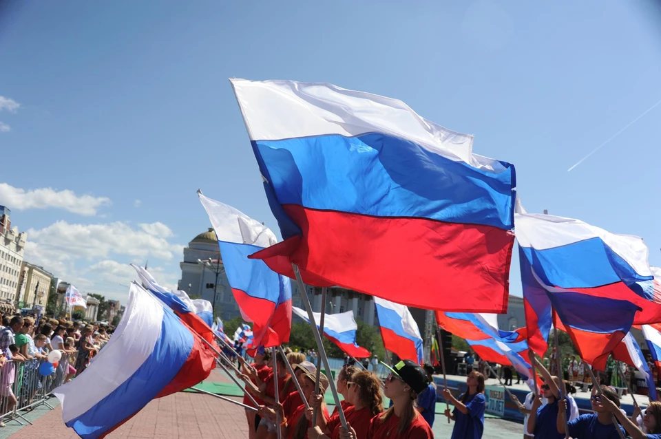 Российские флаги развеваются во всех городах и поселках Калужской области