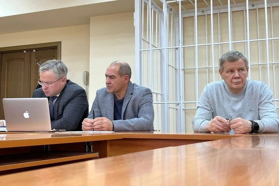 Владимира Нормайкина (на фото в центре) поймали на взятке от предпринимателя Василия Долгова (на фото справа).