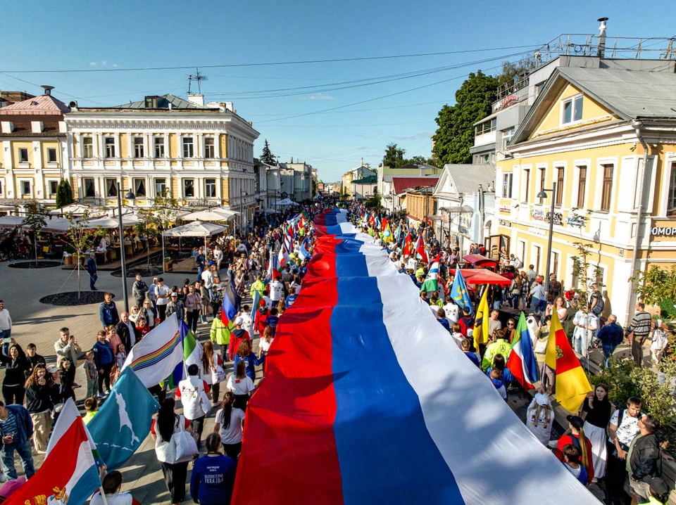 100-метровый флаг пронесли по центру Нижнего Новгорода.
