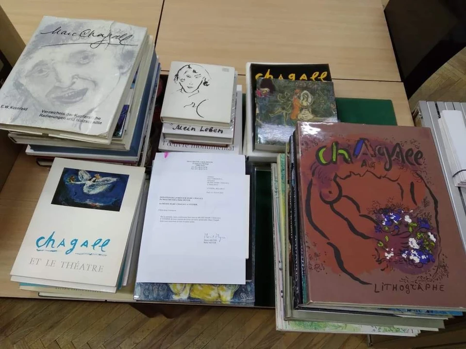 Внучки Марка Шагала подарили Витебску 60 книг из библиотеки художника. Фото: соцсети музея