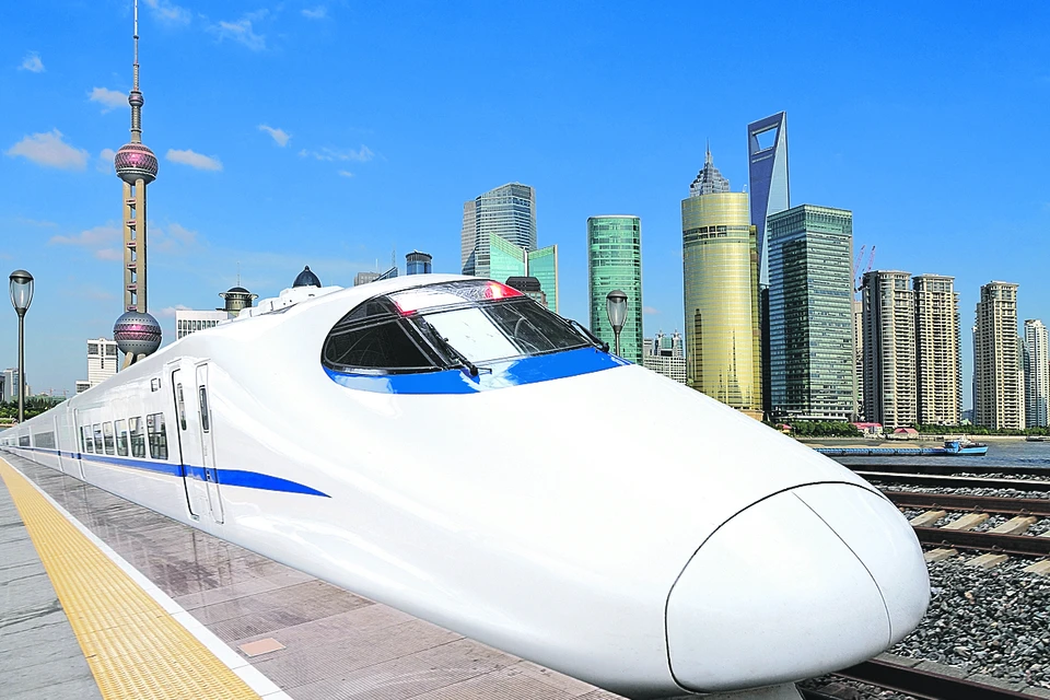Сверхдоходы от экспорта китайцы вкладывают в инфраструктуру: высокоскоростные железные дороги, автобаны, школы, больницы.
