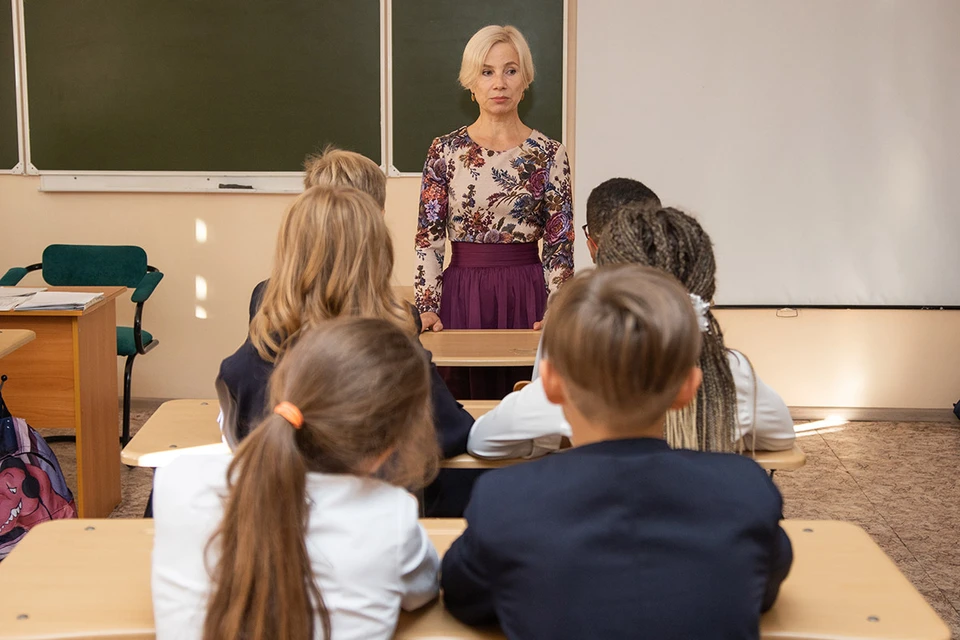 Россияне считают, что на доход учителя должны влиять число рабочих часов и стаж