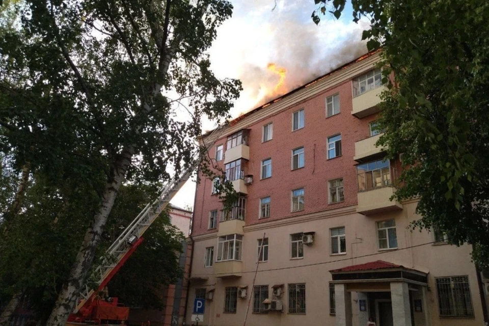 В МЧС сообщили о пожаре на крыше пятиэтажке в Казани