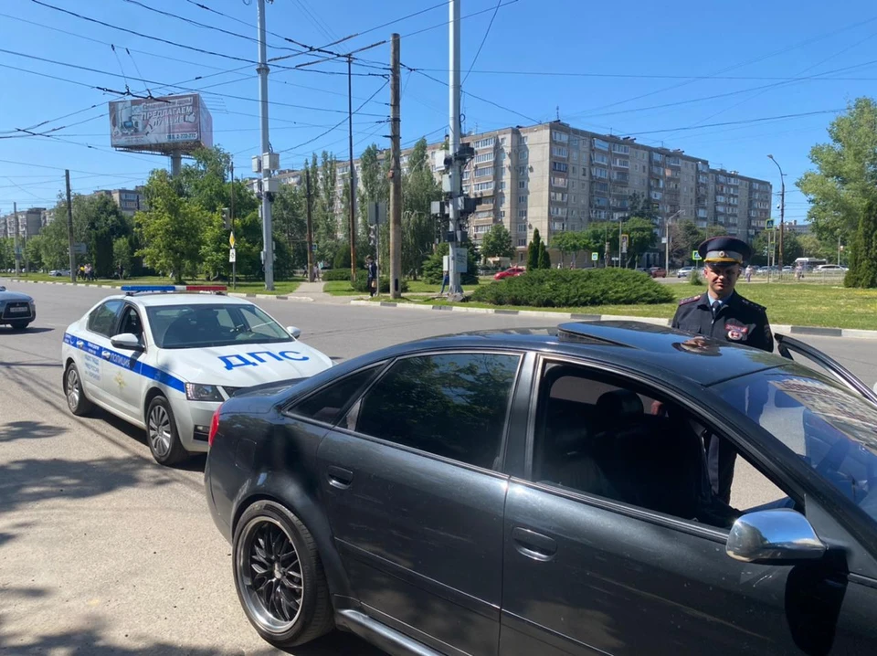 Одна из остановленных машин.