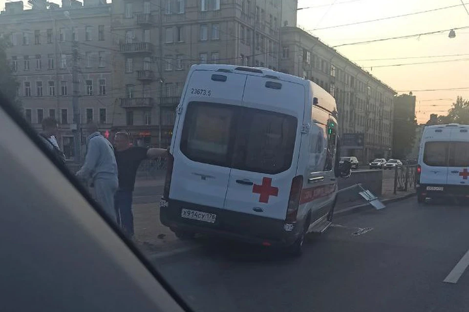 Карета скорой помощи попала в ДТП у Метро Выборгская в Петербурге. Фото: vk.com/spb_today