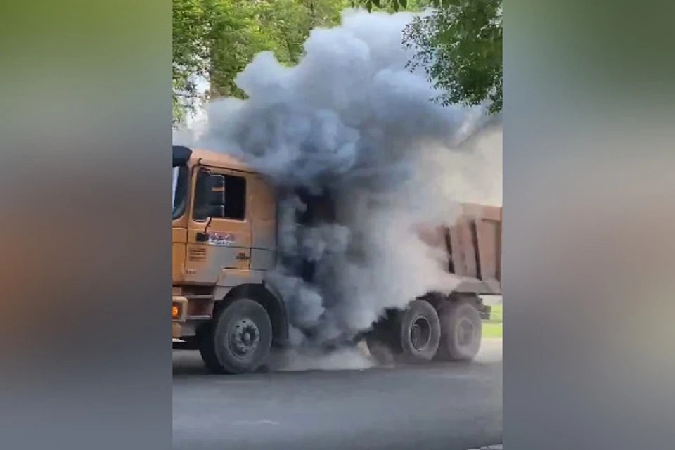 В Новосибирске ан Кропоткина на ходу задымился грузовик. Фото: Телеграм-канал "Новосибирск с огоньком".