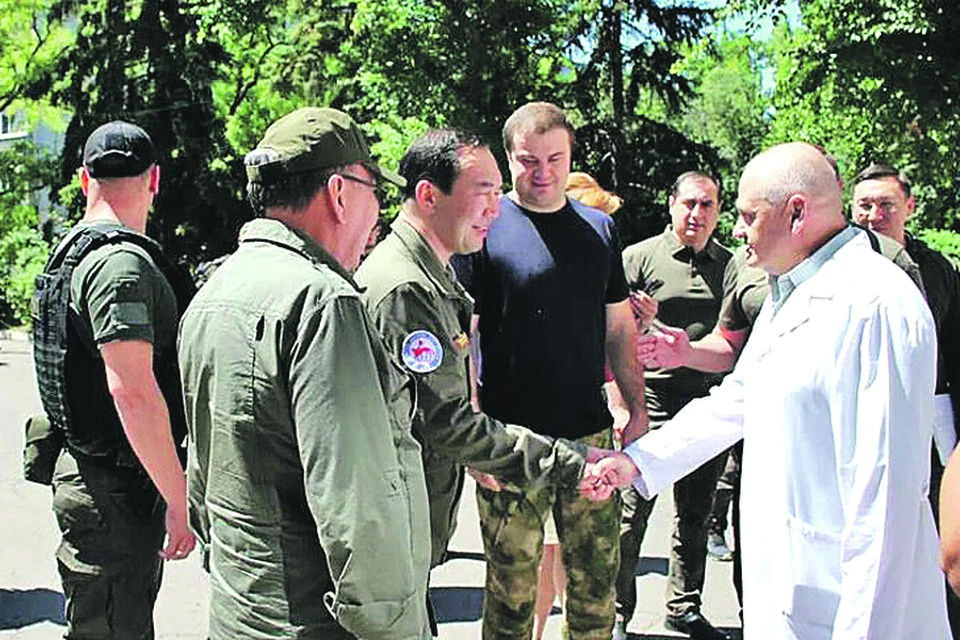 Губернатор лично проверил, как восстанавливают больницу. Фото: Администрация Республики Саха