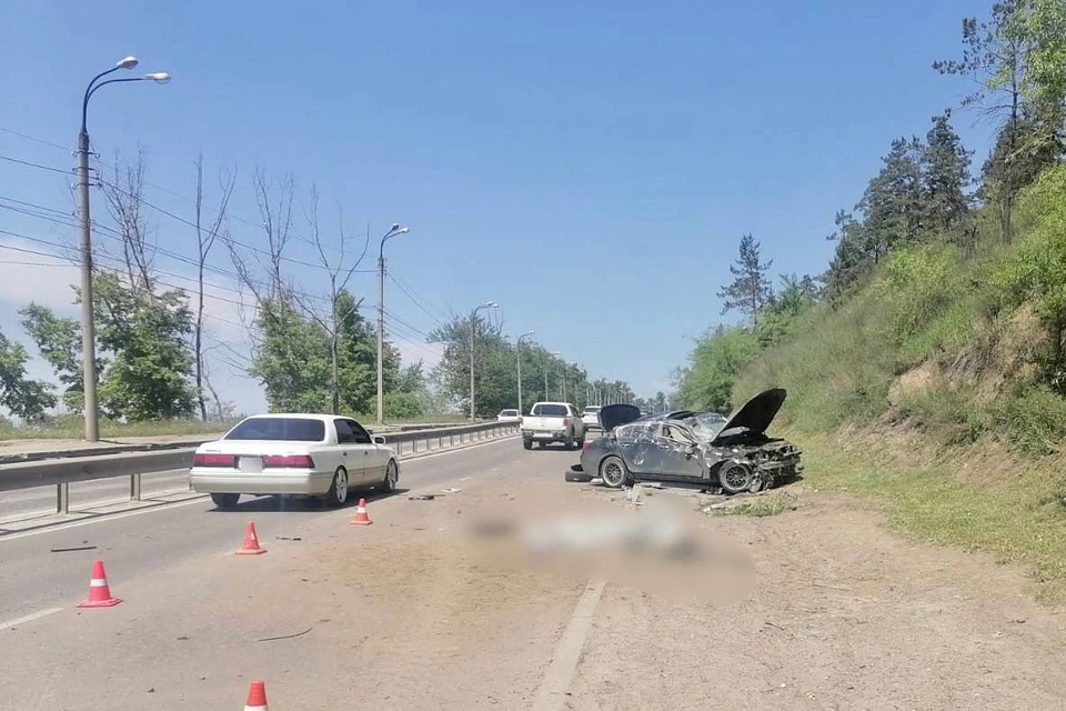 В Иркутске погиб водитель перевернувшегося BMW, пассажира доставили в больницу
