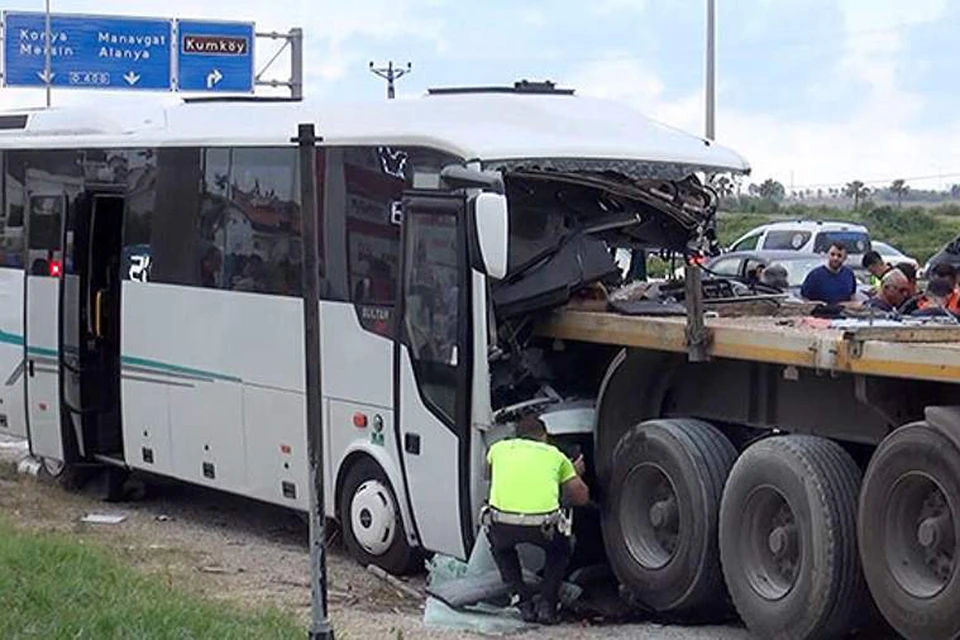 Водитель автобуса по не выясненным на данный момент причинам потерял управление, что и привело в итоге к ДТП