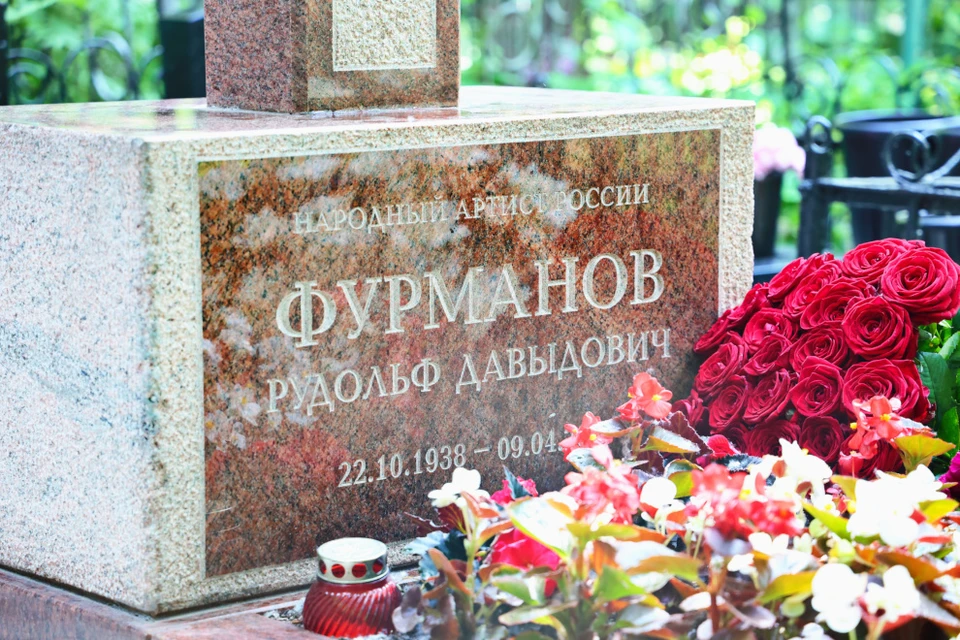 Памятник Рудольфу Фурманову открыли на Большеохтинском кладбище в Петербурге.