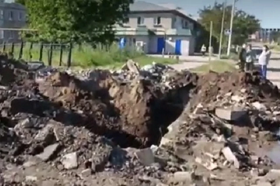 Боеприпас ушел в землю настолько глубоко, что повредил локальный водопровод. Фото: РИА Новости