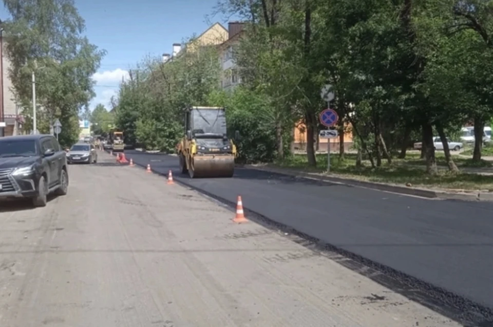 В Смоленске приступили к укладке асфальта на улице Пригородной. Фото: пресс-служба администрации области.