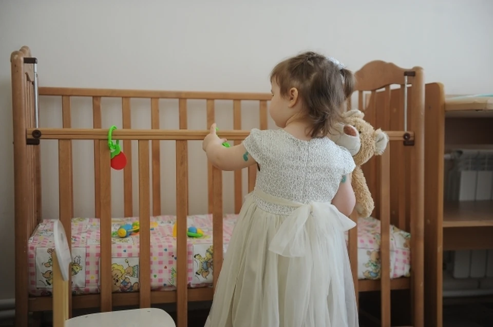 Одна из родительниц смотрела видео с занятий с ребенком и услышала крик девочки на заднем фоне
