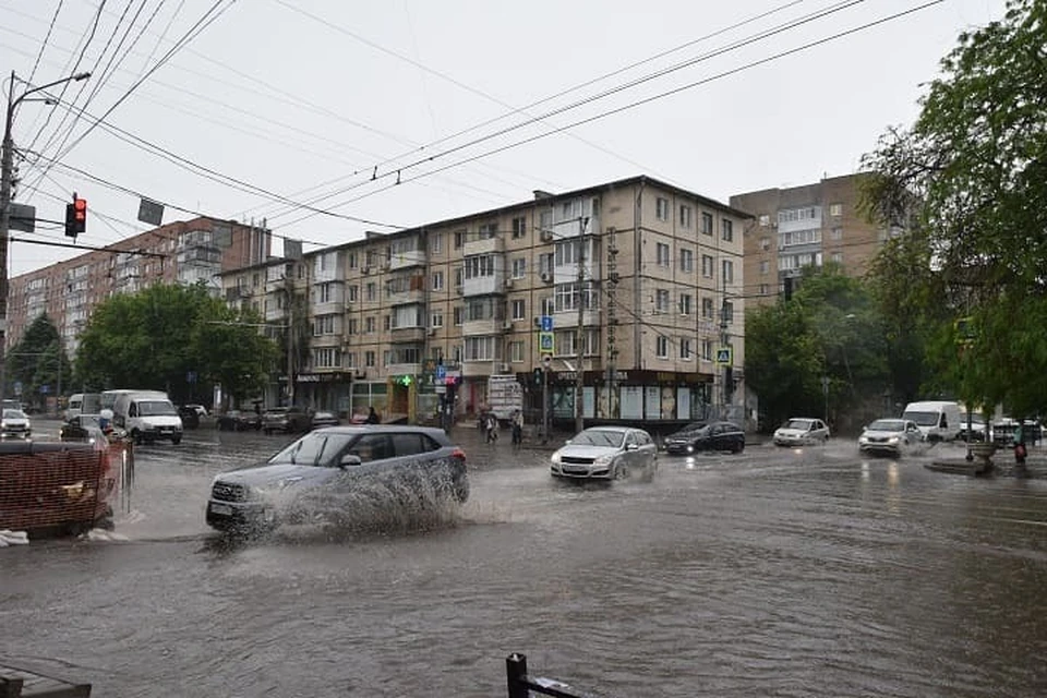 Когда в ростове будет дождь. Дождь в городе. Сильный дождь фото. Дождь в Ростове. Дождь в городе фото.