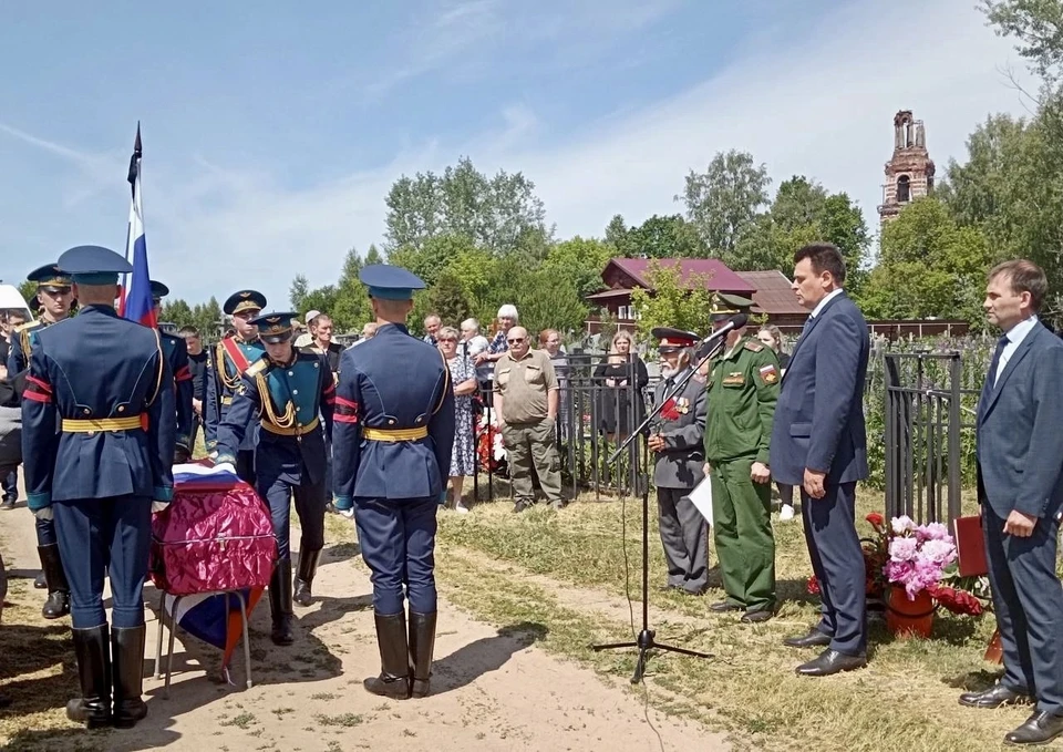 Похоронили Павла Куликова со всеми воинскими почестями на кладбище в деревни Кузнецово. Фото: VK/Рамешковский муниципальный округ