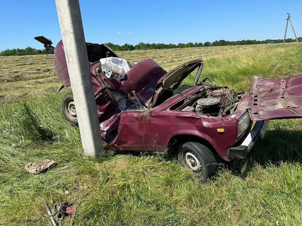 Водитель автомобиля скончался на месте. Фото: пресс-службы ГУ МВД России по Адыгее.