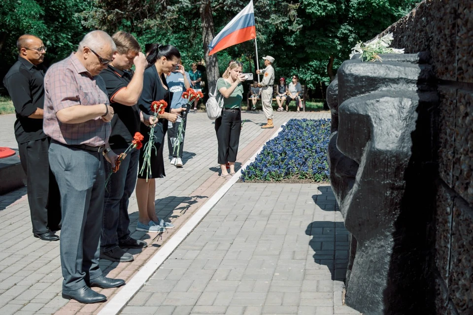 Память погибших защитников почтили минутой молчания и возложением цветов. Фото: Моргун/ТГ