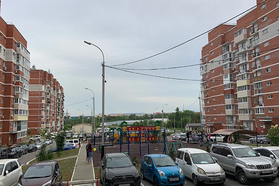 Жители микрорайона выступили против прокладки труб через двор
