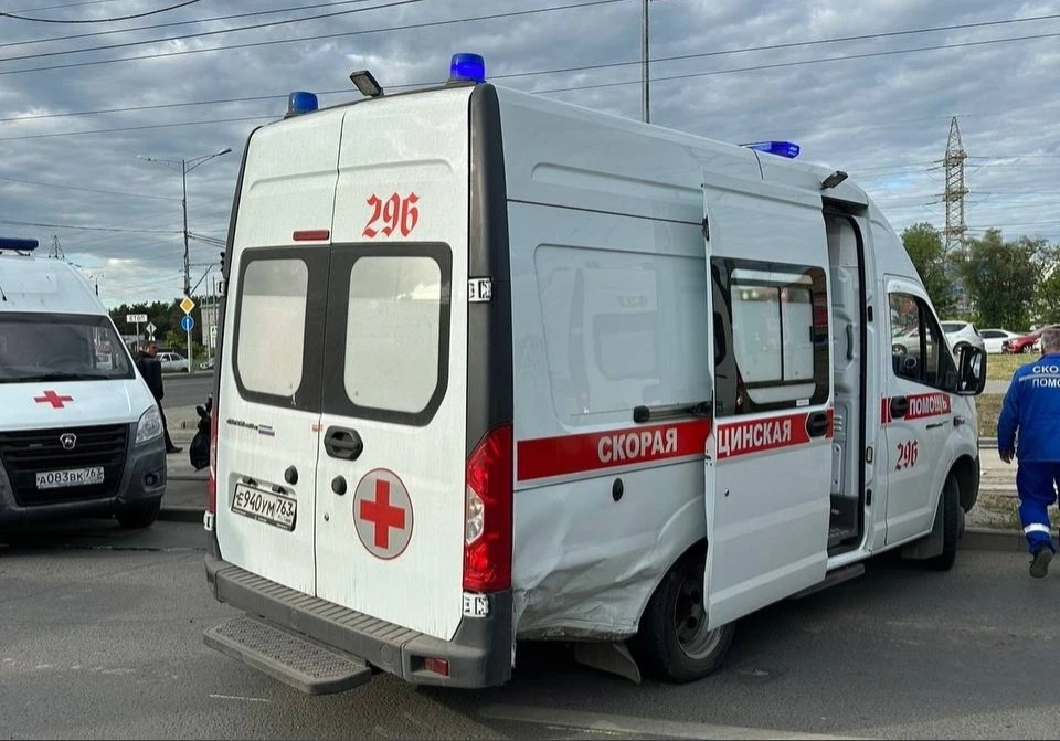 Скорая врезалась в столб. Фото: ГУ МВД России по Самарской области