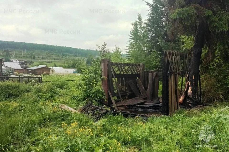 Пожар после удара молнии произошел в Нижнеудинском районе