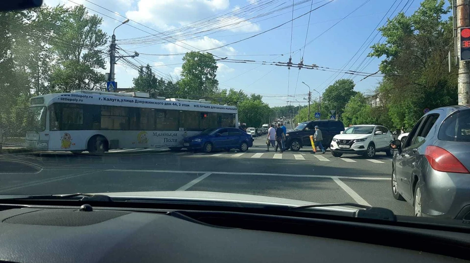 Авария произошла на перекрестке с улицей Азаровской.