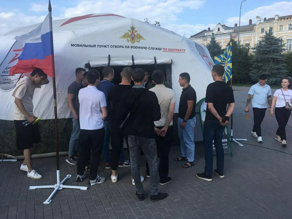 159 астраханцев посетили мобильный пункт отбора на контрактную службу в День молодежи