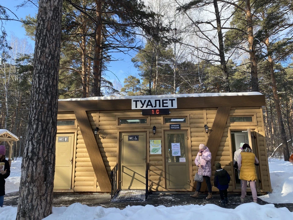 Женщина выгнала посетителей из туалета и забаррикадировала двери.