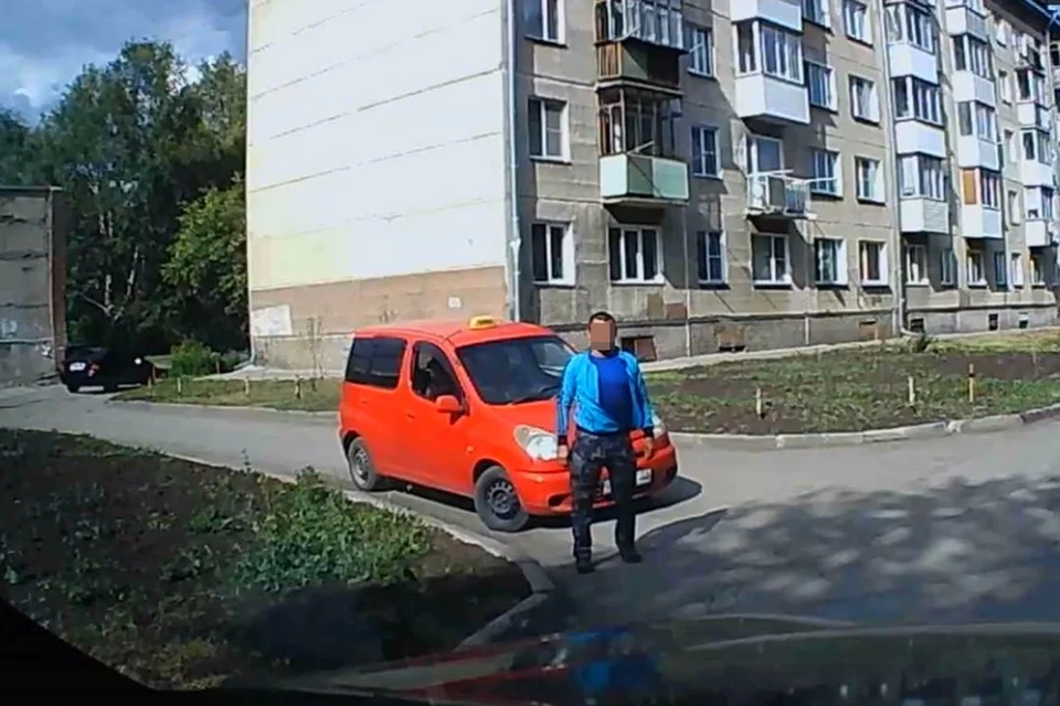 Мужчина-таксист вел себя неадекватно и шатался. Фото: стоп-кадр из видео «АСТ-54»