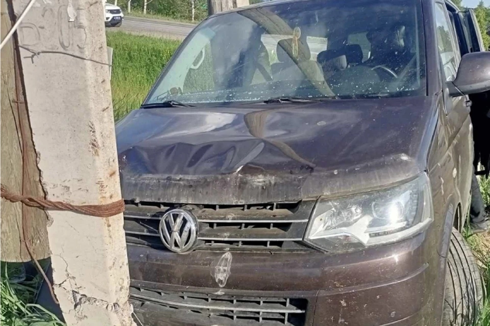 Машина врезалась в опору ЛЭП после столкновения с другим автомобилем. Фото: ГИБДД Кировской области