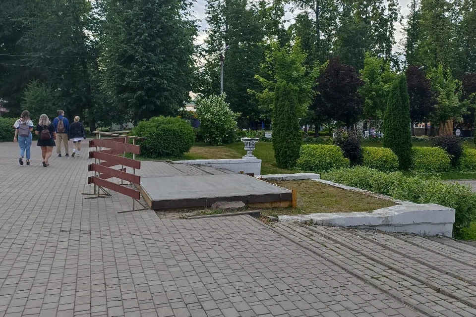 Площадка под памятником залита бетонным раствором.