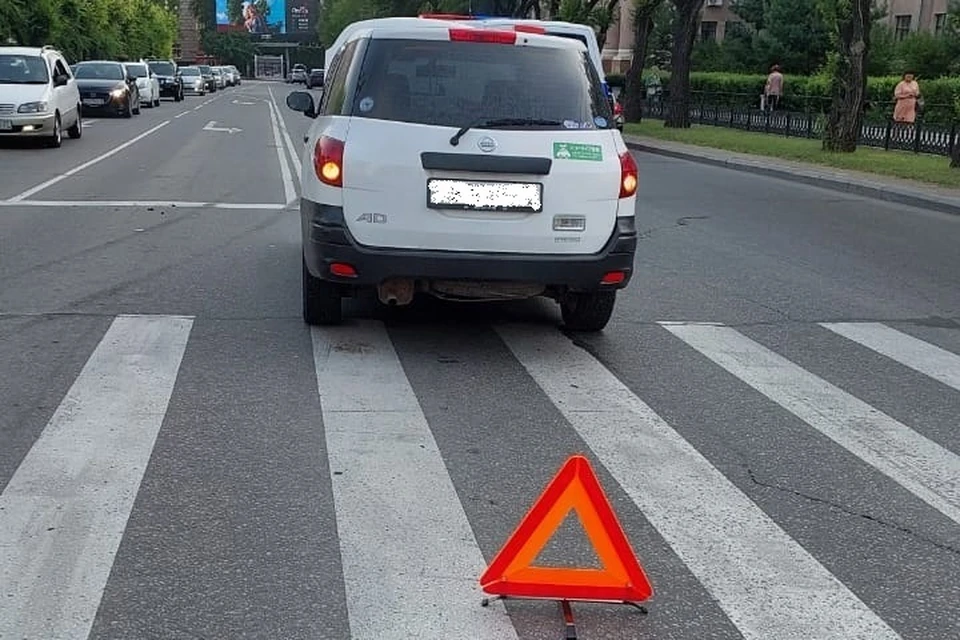 Пешеходный переход со светофором. Светофор для пешеходов. Сбил пешехода на пешеходном переходе.