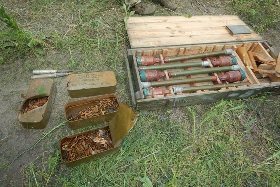 Тайник с боеприпасами был найден в селе Лопаскино на бывших позициях ВСУ. ФОТО: МВД ЛНР