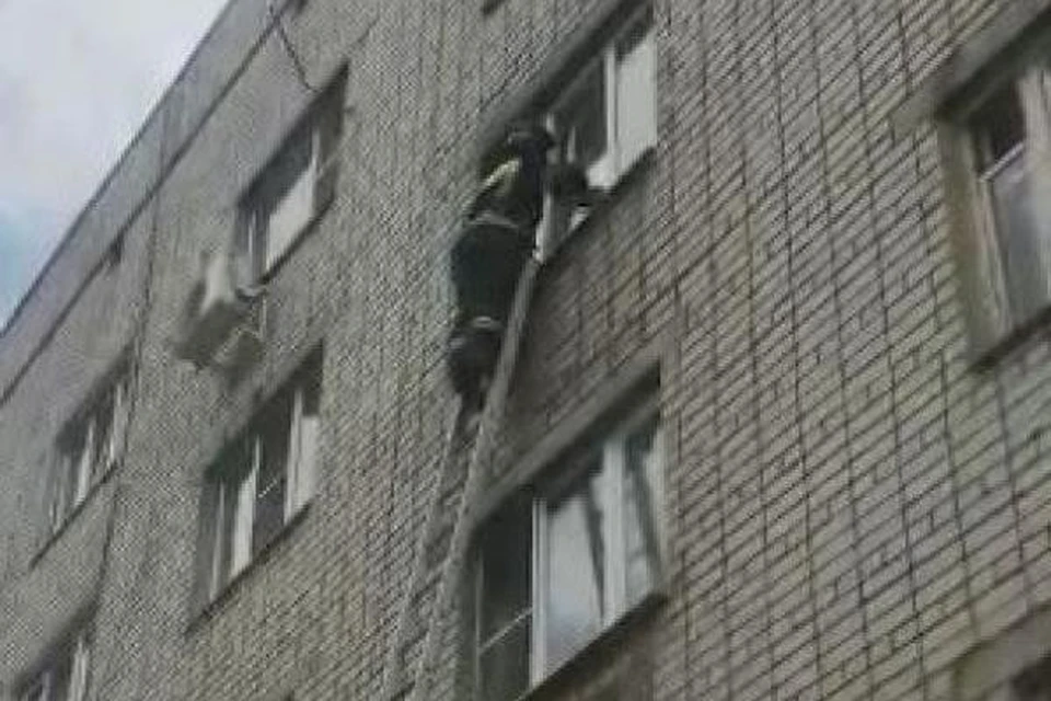 В Липецке спасатели сняли 4-летнего мальчика с подоконника четвертого этажа